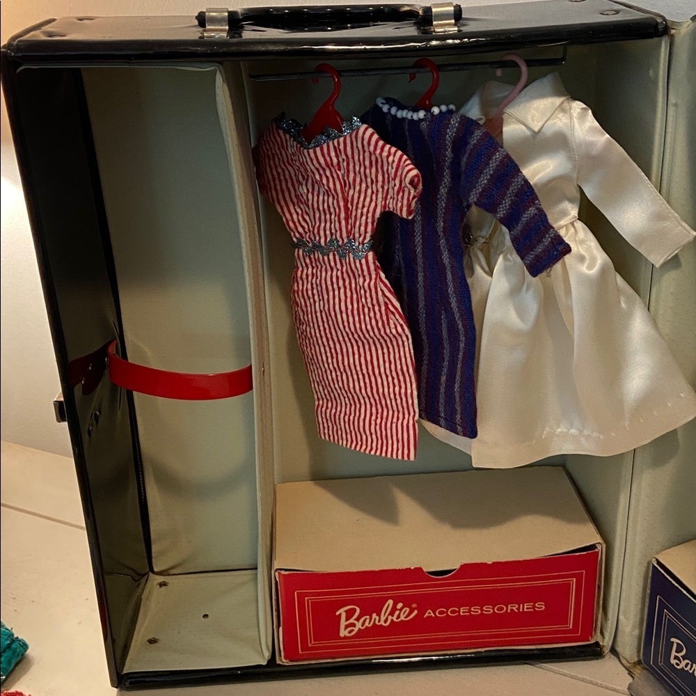 Vintage 1963 Barbie By Mattel Black Vinyl Carrying Case With Clothes - Picture 8 of 16